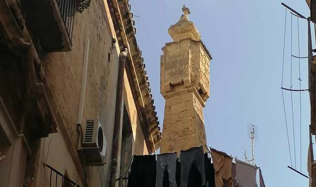 Quel curioso torrino che fa capolino su un palazzo di Bari Vecchia: che funzione aveva?